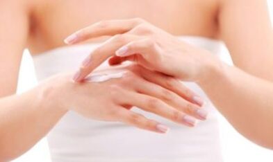 nena aplicando ungüento na man