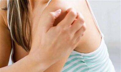 nena rascando o ombreiro